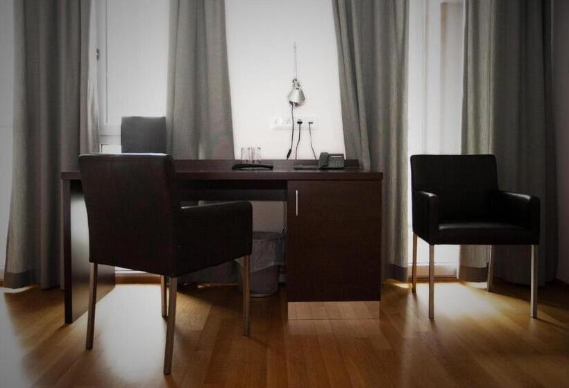 اتاق استاندارد, Schwarzer Bar