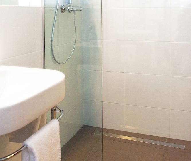 اتاق استاندارد, Schwarzer Bar