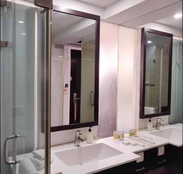 Номер Deluxe, Virohaa