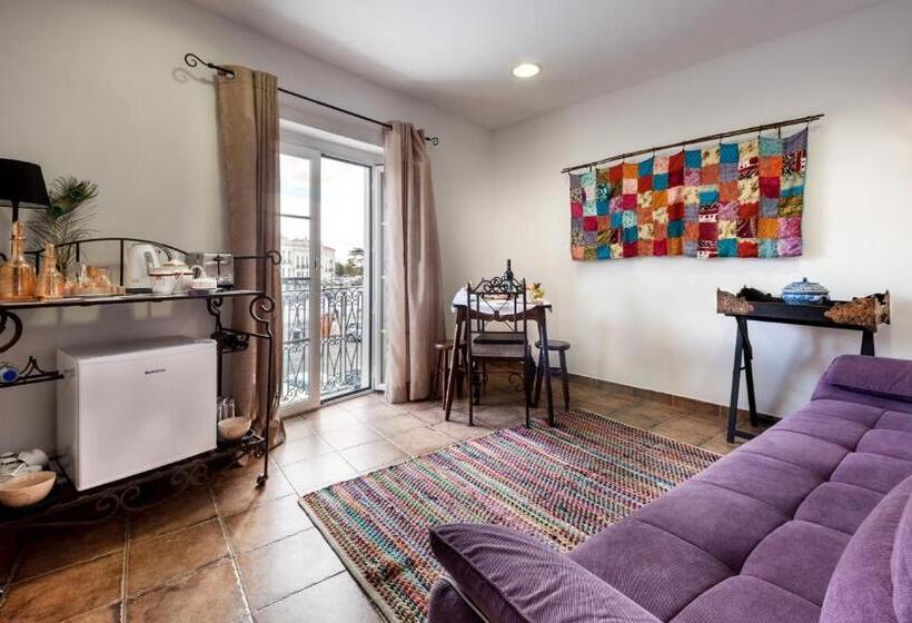 اتاق خانوادگی, Peacock House