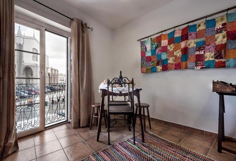 اتاق خانوادگی, Peacock House