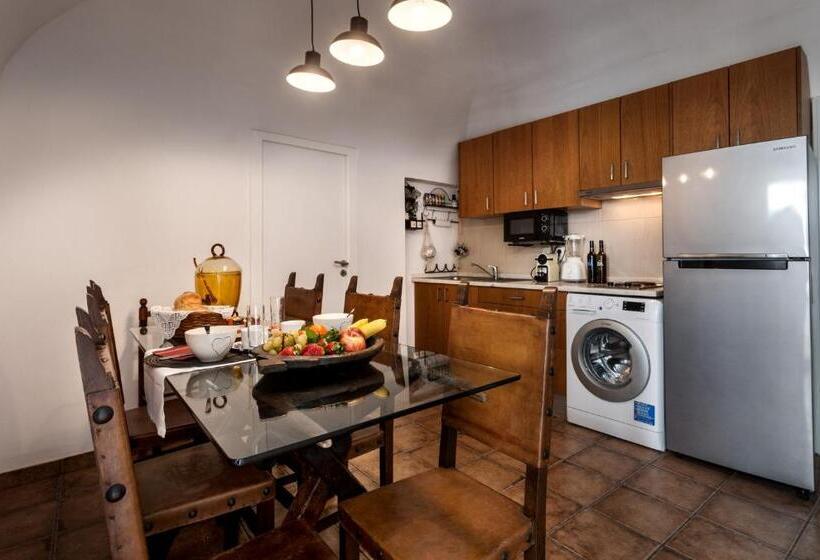 اتاق خانوادگی, Peacock House