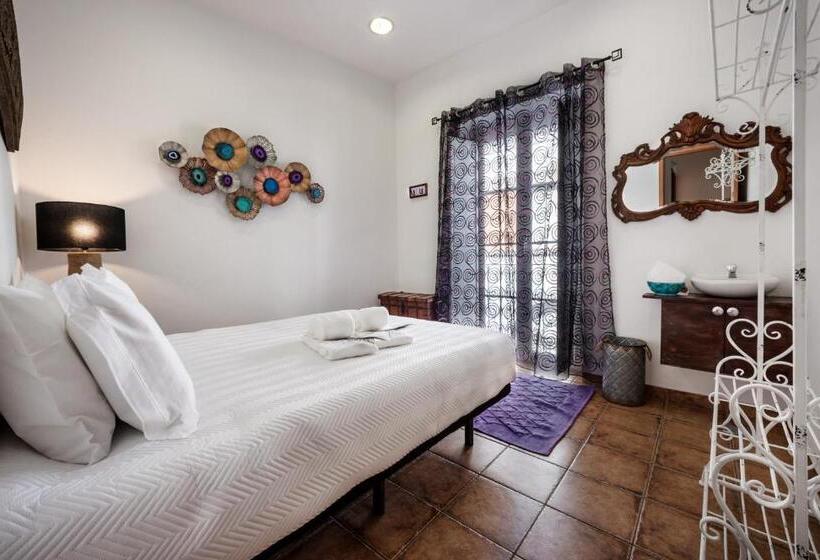 اتاق استاندارد با سرویس بهداشتی مشترک, Peacock House