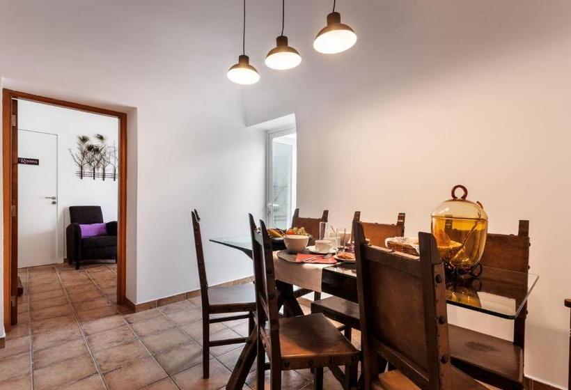 اتاق استاندارد با سرویس بهداشتی مشترک, Peacock House