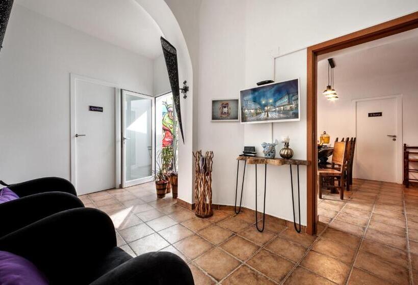 اتاق استاندارد با سرویس بهداشتی مشترک, Peacock House