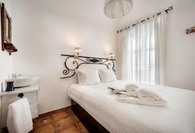 اتاق اکونومی با حمام مشترک, Peacock House