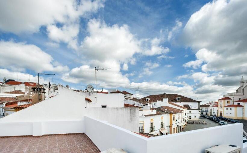 اتاق اکونومی با حمام مشترک, Peacock House