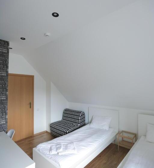 اتاق راحتی سه تخته, B&b Hotel Telsiai