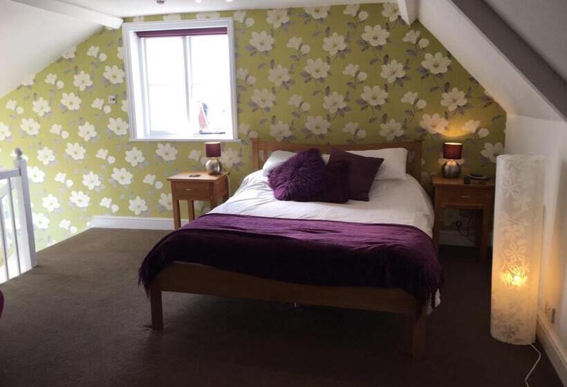 غرفة عائلية, Tiger Inn