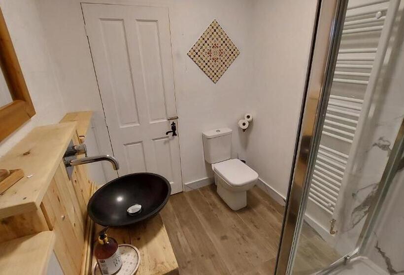 Четырехместный Номер Стандарт, Garvault House