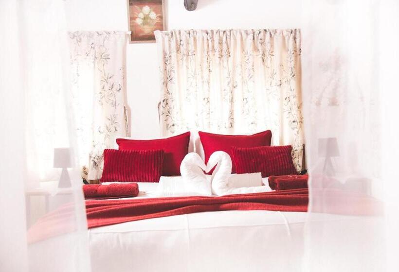 Семейное Бунгало, 29 Polvy Street