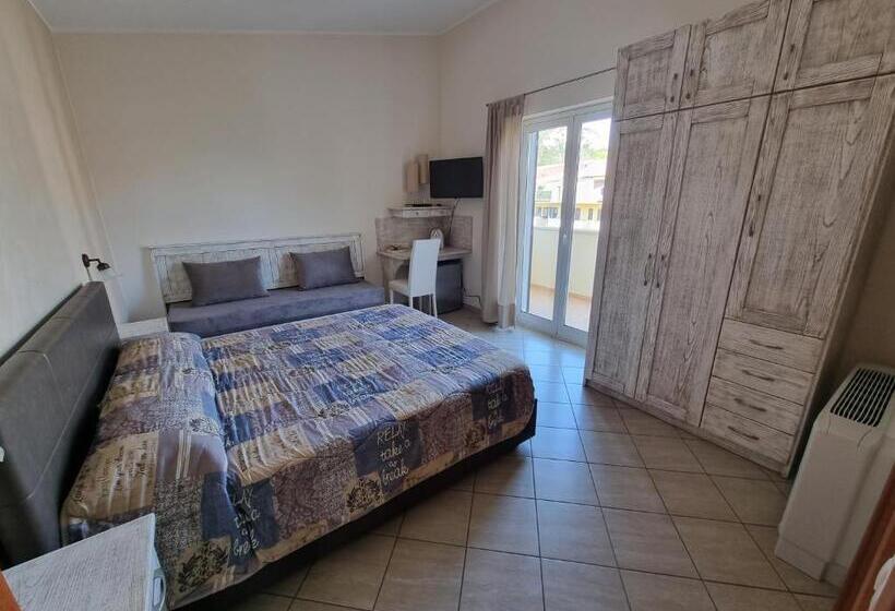 带阳台的三人标准间, B&b E Casa Vacanza Al Castello