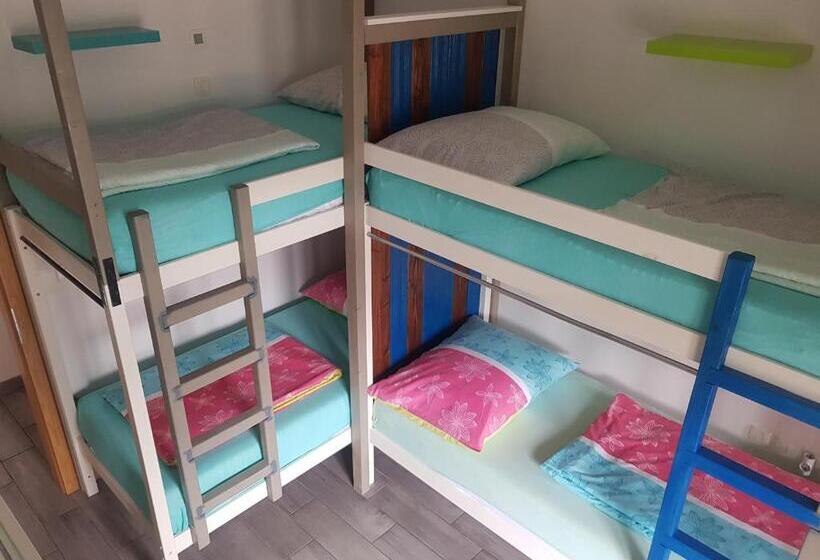 تختخواب در اتاق مشترک, Thirsty River Rooms