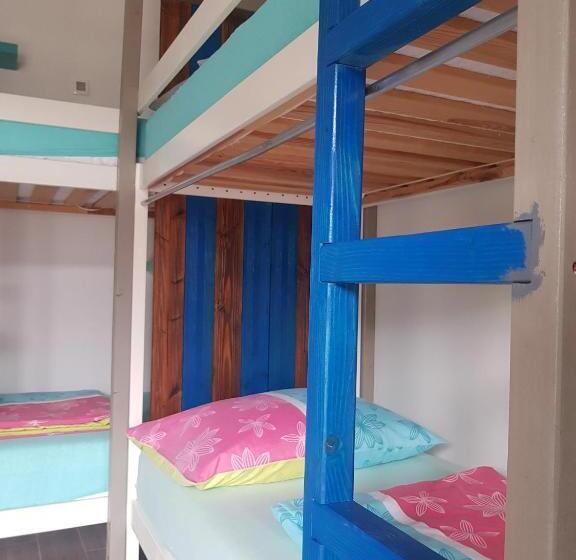 تختخواب در اتاق مشترک, Thirsty River Rooms