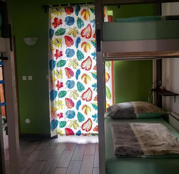 تختخواب در اتاق مشترک, Thirsty River Rooms