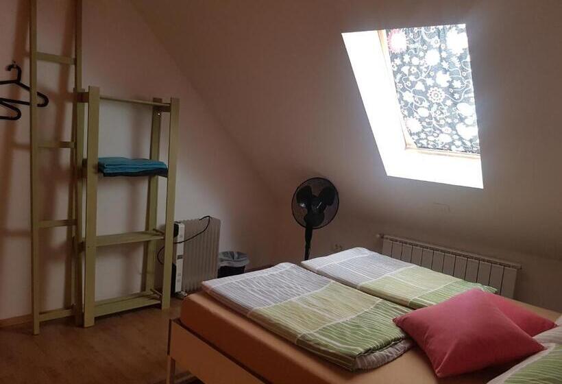 اتاق اکونومی, Thirsty River Rooms