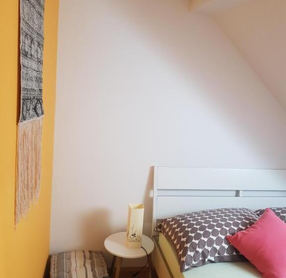 اتاق اکونومی, Thirsty River Rooms