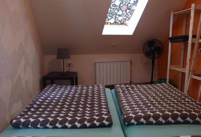 اتاق اکونومی, Thirsty River Rooms