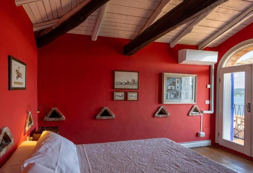 جناح جونيور مزوَّد بتراس, La Torretta Studios & Suite