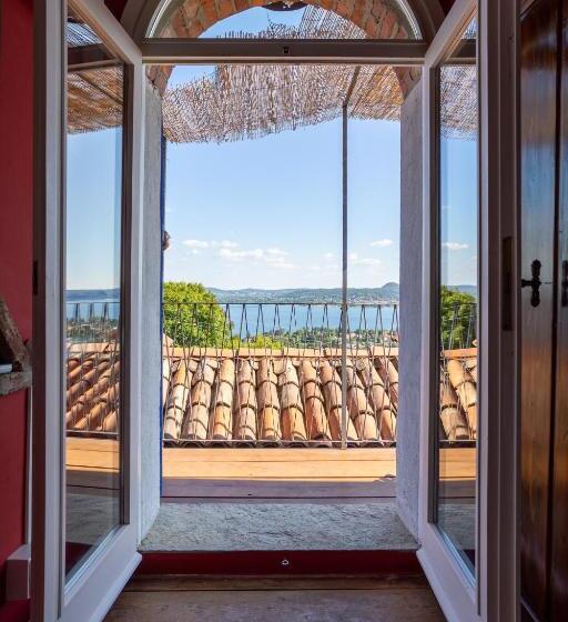 جناح جونيور مزوَّد بتراس, La Torretta Studios & Suite