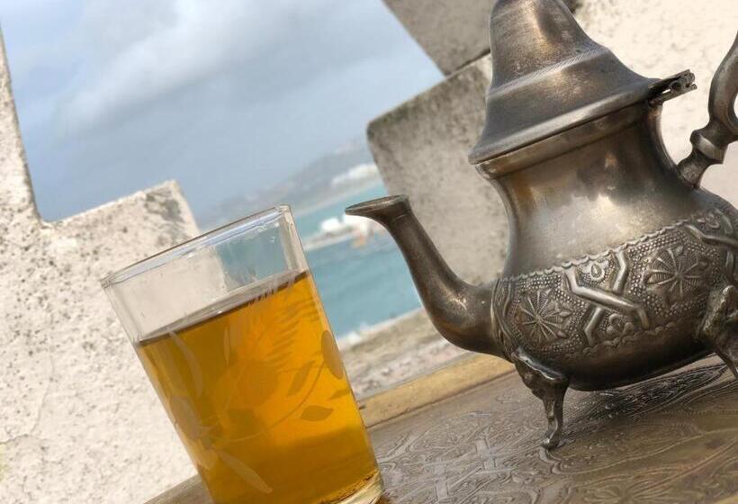 اتاق لوکس, El Muniria