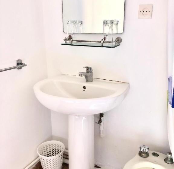 اتاق استاندارد با سرویس بهداشتی مشترک, El Muniria