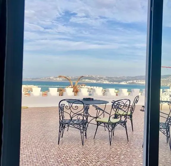デラックスルーム, El Muniria