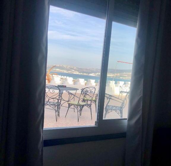 اتاق لوکس, El Muniria