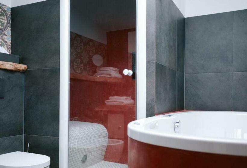 带大床的豪华间, Karel