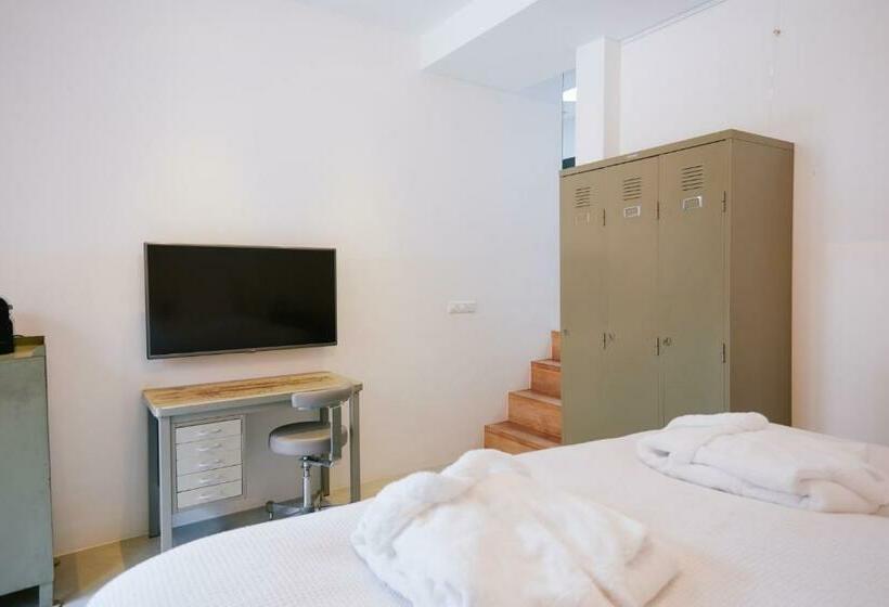 带大床的豪华间, Karel