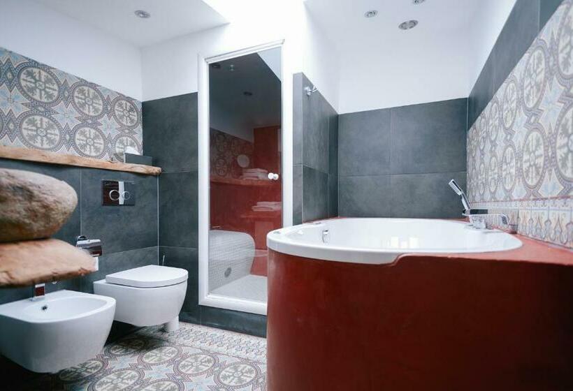 带大床的豪华间, Karel