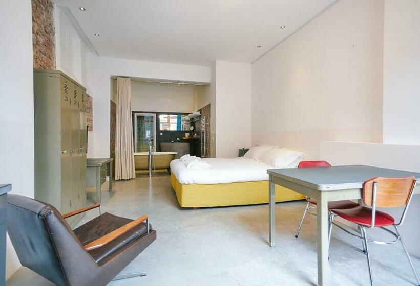 带大床的复式套间, Karel