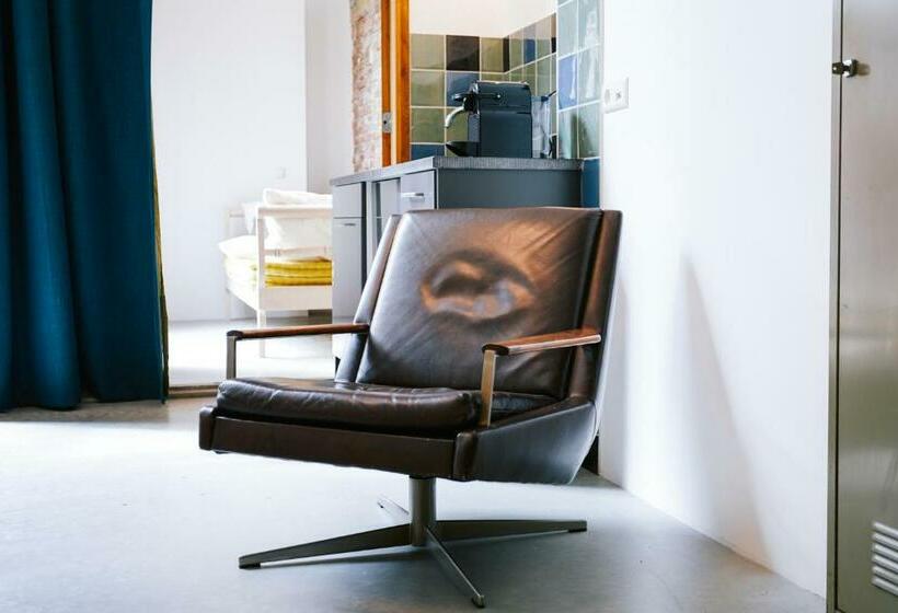 带大床的复式套间, Karel