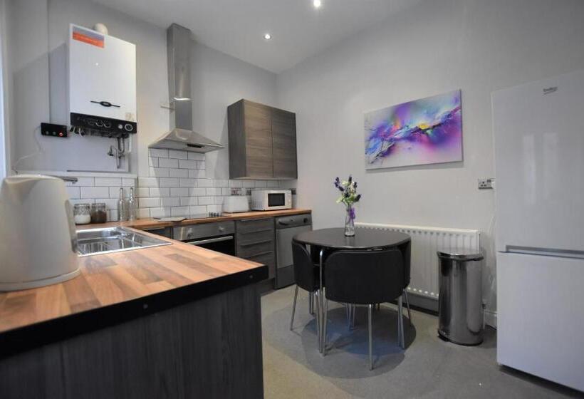 شقة غرفة واحدة, Western Hill