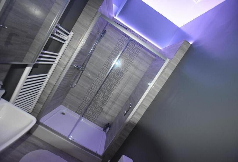 شقة غرفة واحدة, Western Hill