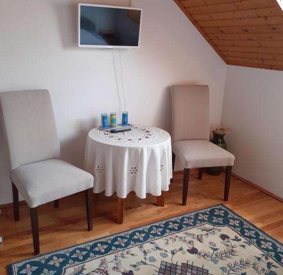 غرفة قياسية ثلاثية, Anna Vendégház