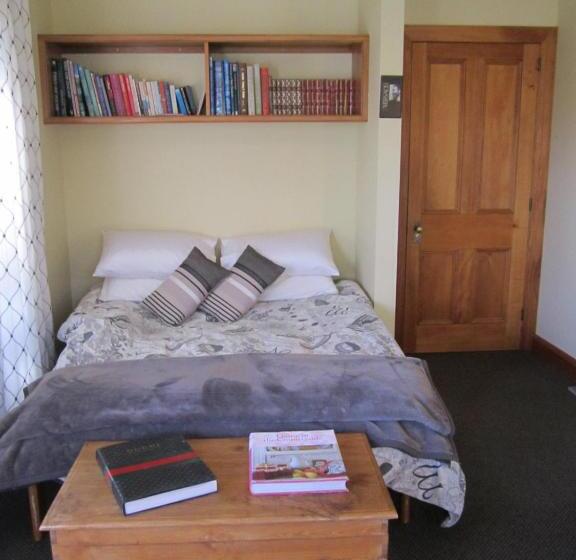 سوییت با چشم‌انداز باغ, Magnolia Cottage