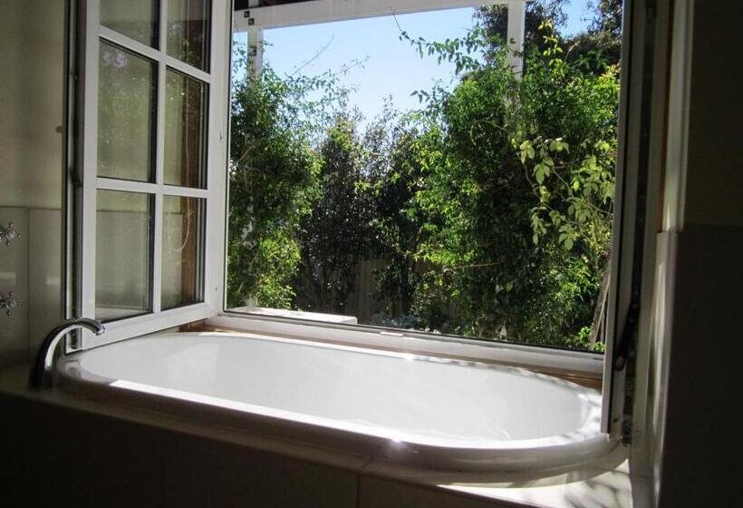 سوییت با چشم‌انداز باغ, Magnolia Cottage