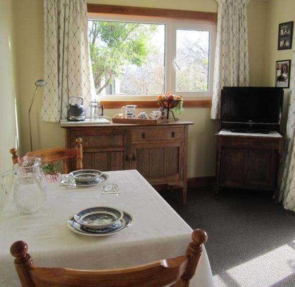 سوییت با چشم‌انداز باغ, Magnolia Cottage