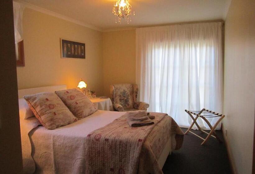 سوییت با چشم‌انداز باغ, Magnolia Cottage