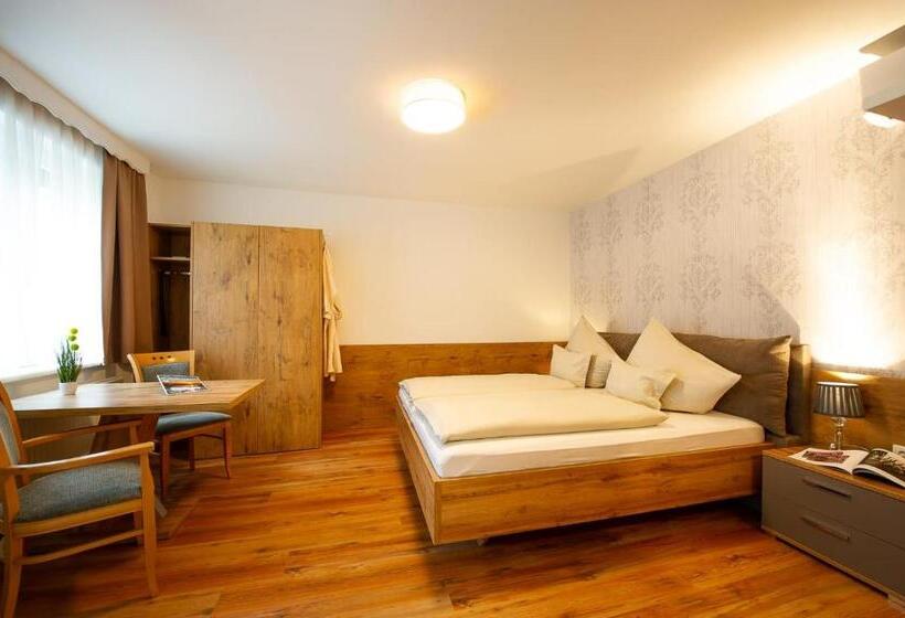 استودیوی استاندارد, Arkadenhof Zur Puszta Graf