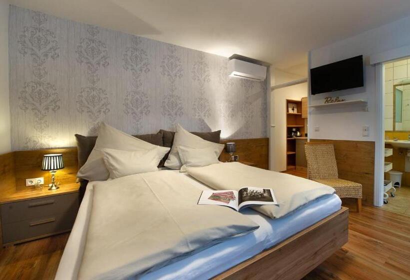 استودیوی استاندارد, Arkadenhof Zur Puszta Graf