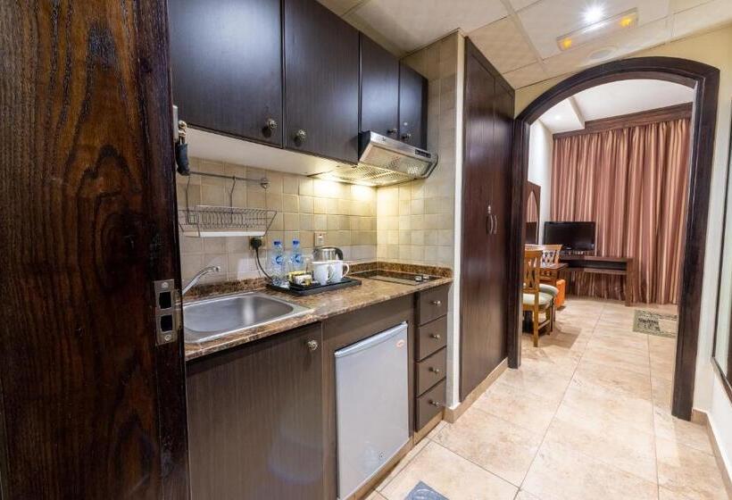 标准工作室, First Central Hotel Suites