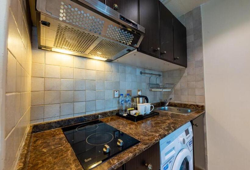 استودیوی استاندارد, First Central Hotel Suites