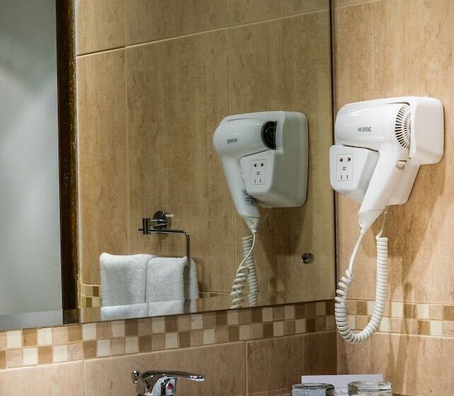 استودیوی کلاسیک, First Central Hotel Suites