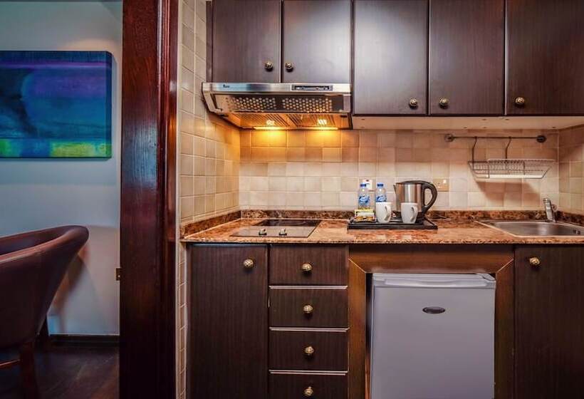 استودیوی کلاسیک, First Central Hotel Suites