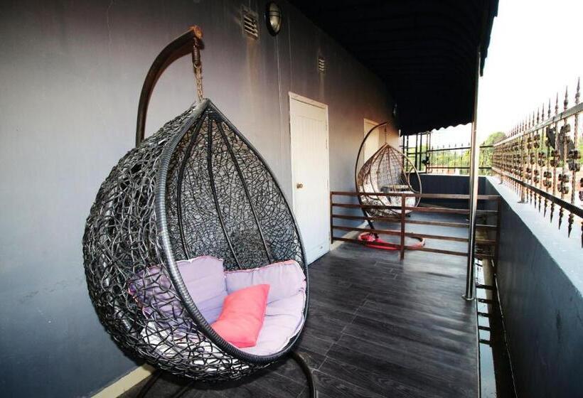 اتاق لوکس با بالکن, Jjh Aliwal