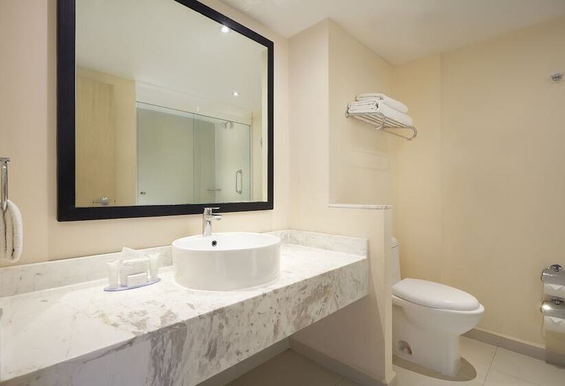 جناح جونيور, One Saltillo Aeropuerto