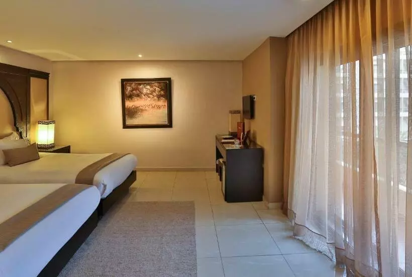 اتاق استاندارد سه تخته با چشم‌انداز استخر, Grand Plaza Marrakech