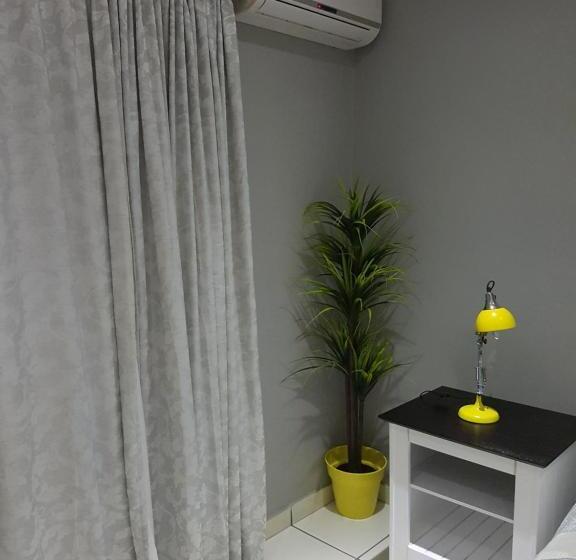 חדר דלוקס, Dinaledi House